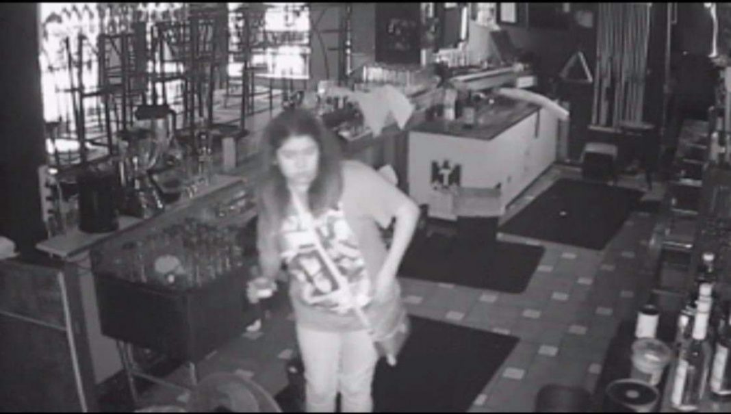 Se queda encerrada en bar y aprovecha para beber más