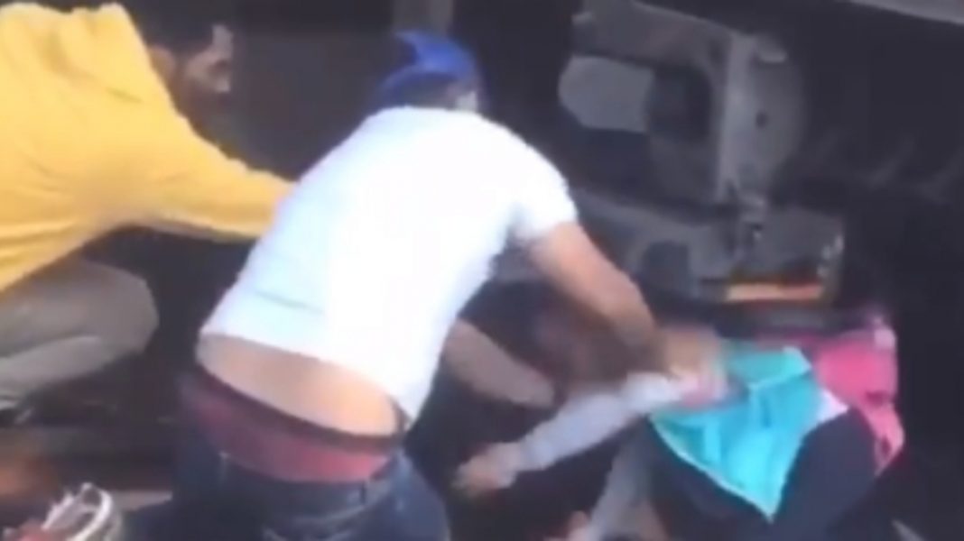 Hombre se lanza a las vías del metro con su hija en brazos; la pequeña sobrevivió