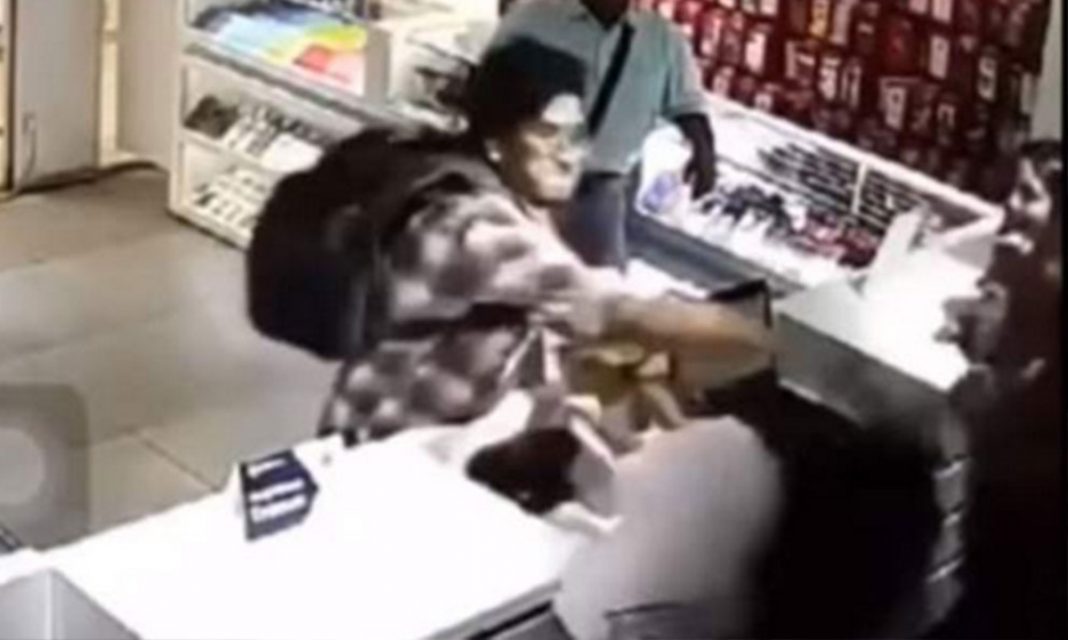 Captan momento en que sujeto ofende y golpea a una mujer en el suburbano de Tlalnepantla