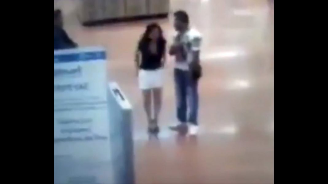 Una mujer se desviste en supermercado para demostrar que no estaba robando