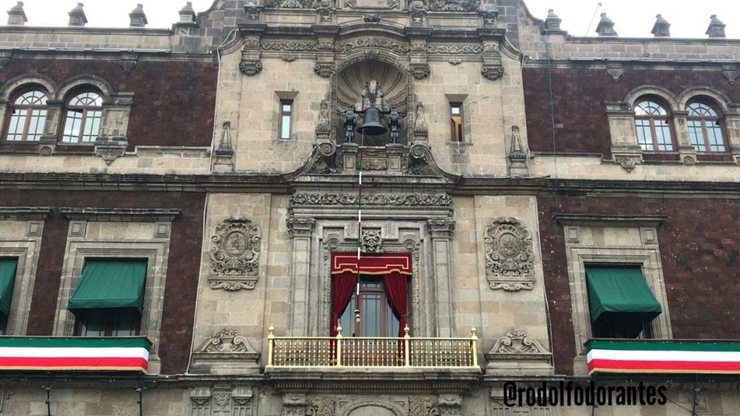 Gobierno «invierte» medio millón de pesos en arreglar balcón presidencial