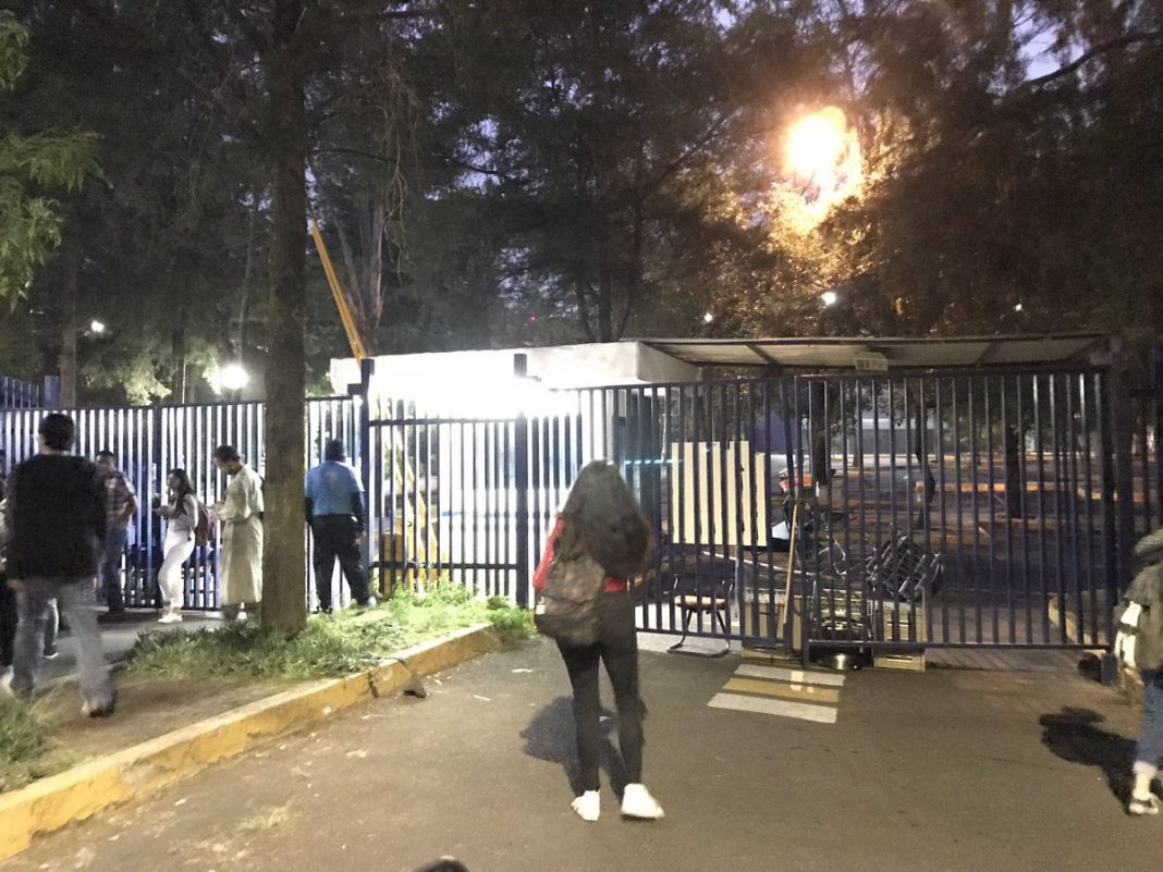 Estudiantes de la UNAM se toman la Facultad de Ciencias Políticas por participación de Ricardo Anaya en diplomado