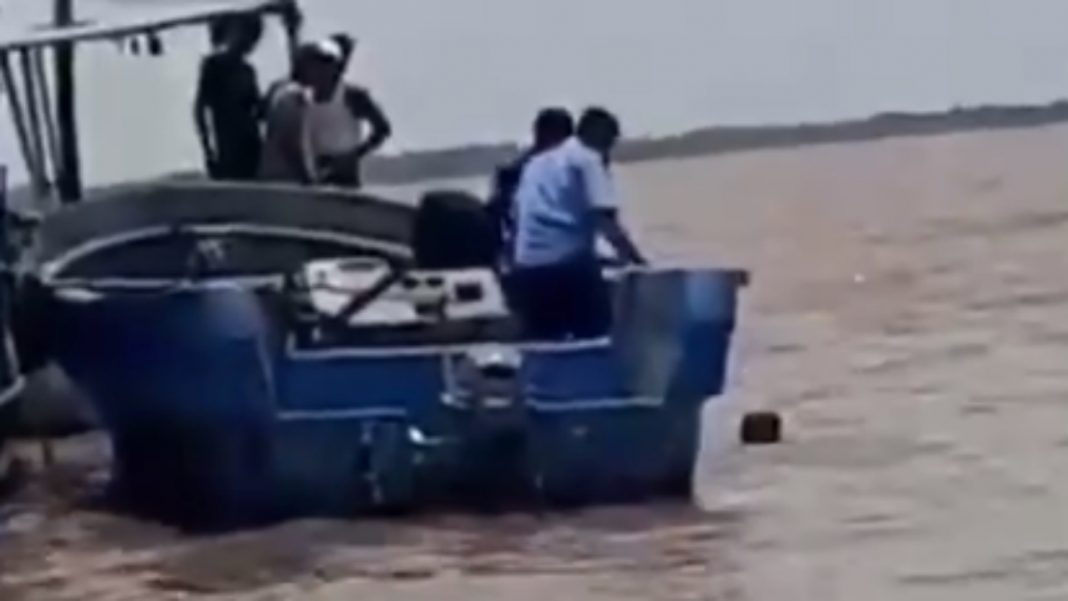 Policías dejan morir ahogado a un joven que pedía ayuda