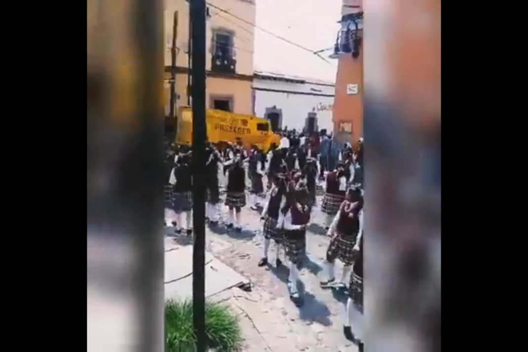Cuatro personas atropelladas por camioneta de valores durante desfile escolar en Edomex
