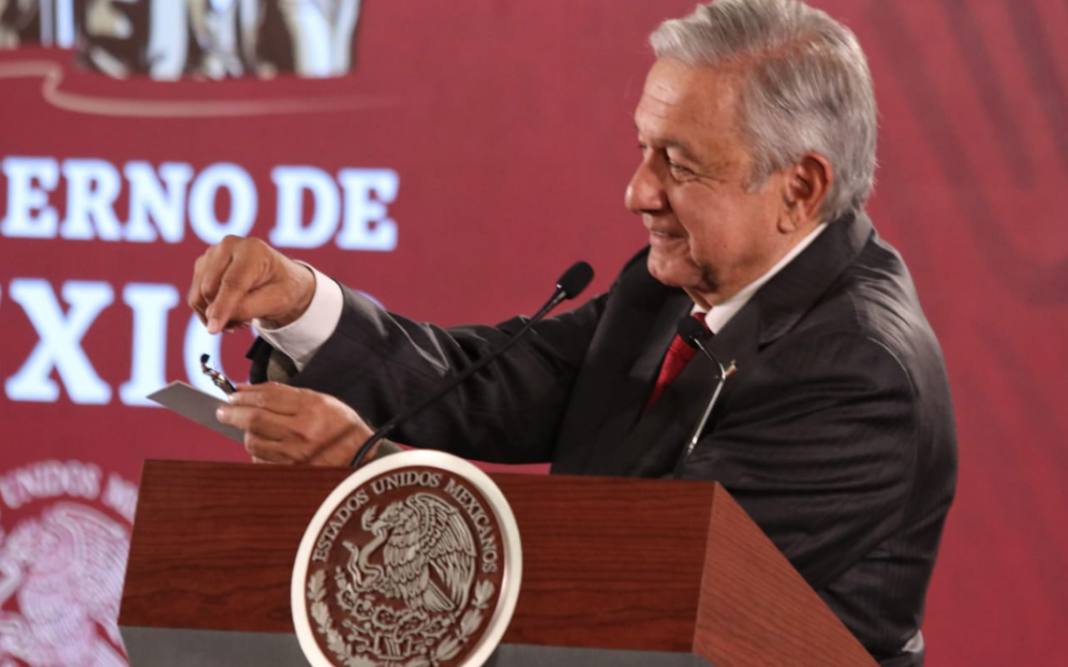 AMLO muestra cámara de espionaje hallada en Palacio Nacional