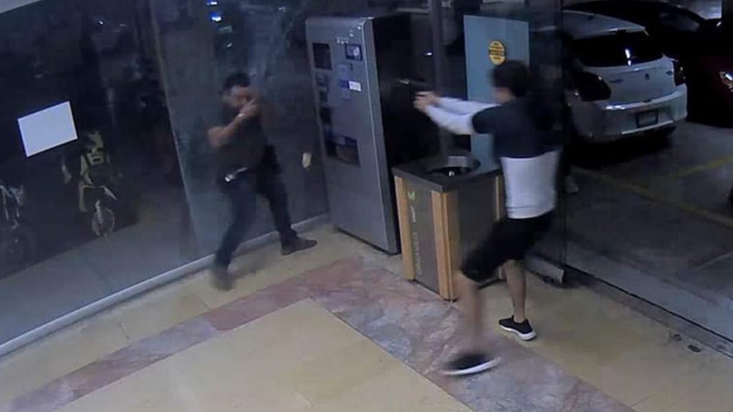 Hombre es asesinado mientras pagaba el estacionamiento en una plaza comercial