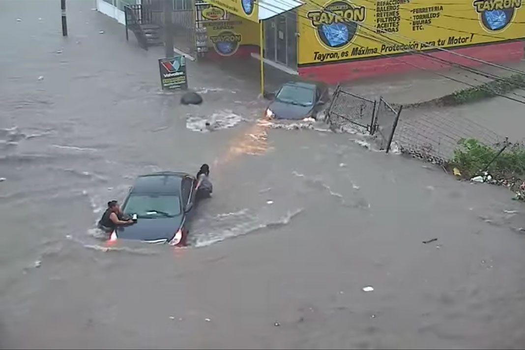 Rescatan en Culiacán cuerpo de joven que cayó en una alcantarilla