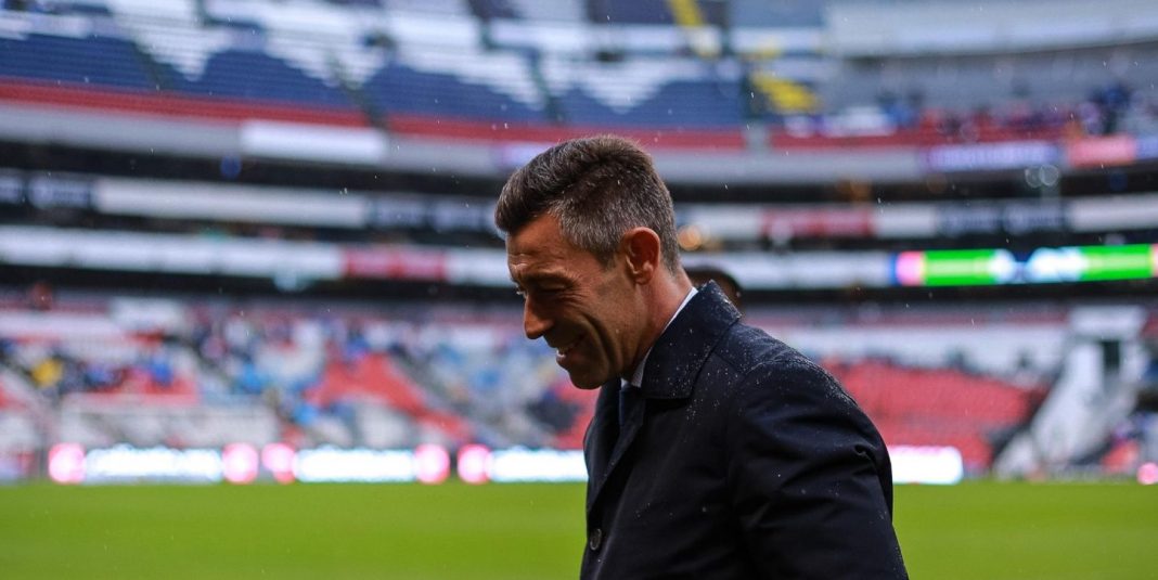 Cruz Azul destituye a su director técnico Pedro Caixinha tras polémicas declaraciones y bajo rendimiento