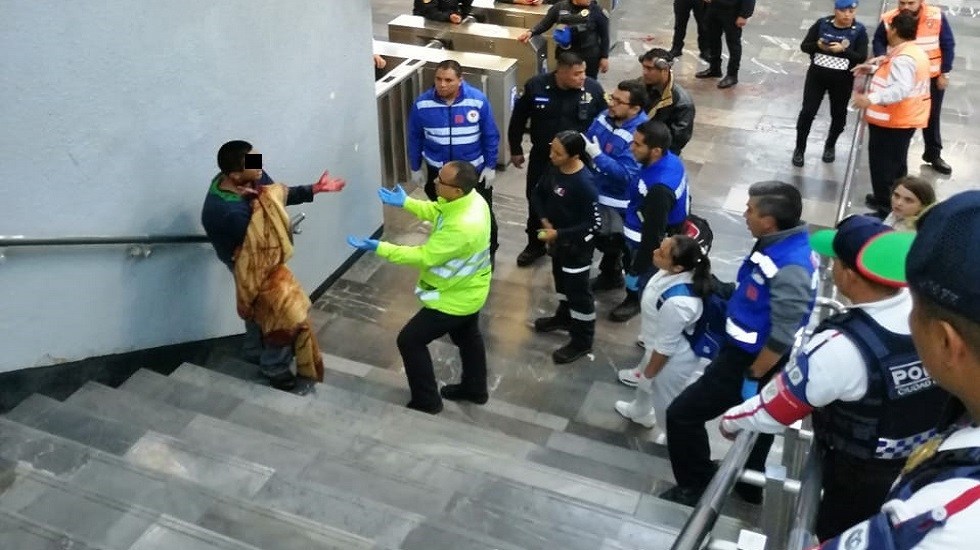 Hombre intenta degollarse en pasillos del metro Pantitlán