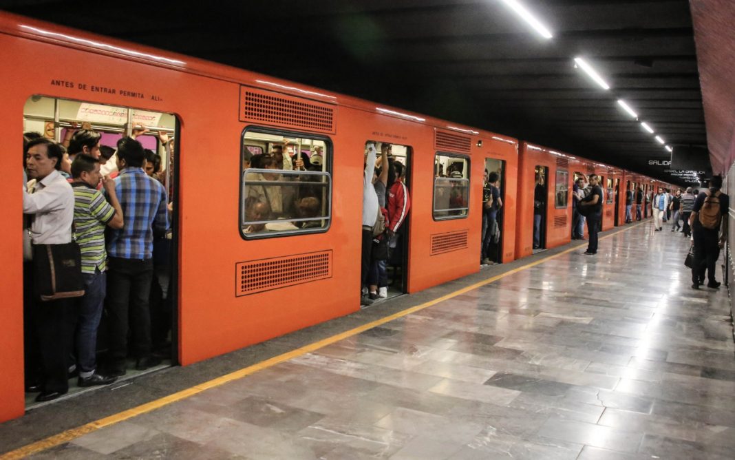 Hombre es detenido por eyacular en la pierna de una joven en el Metro