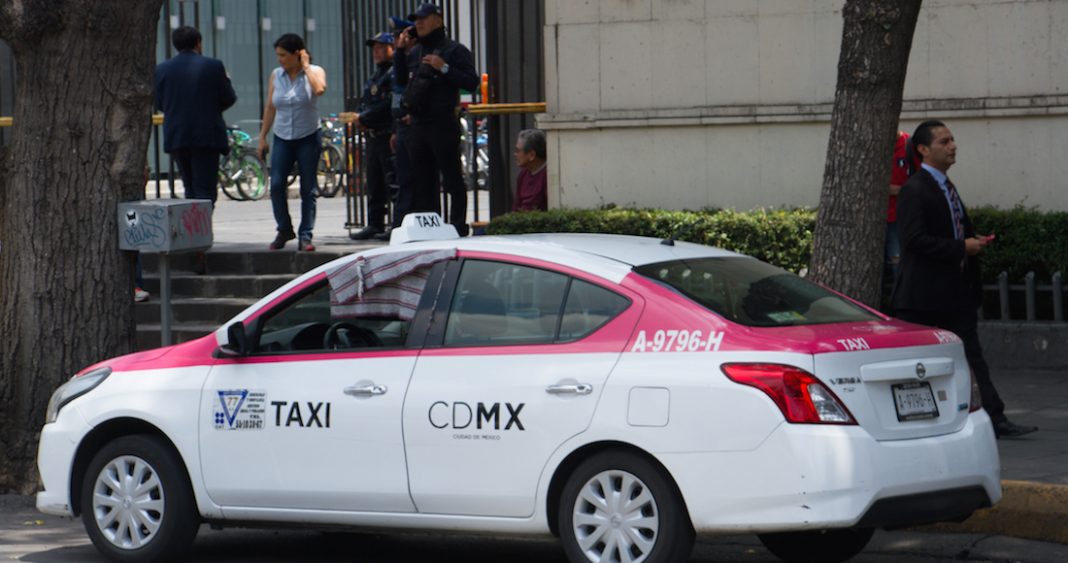 Policías rescartan a mujer que les hizo señas desde la ventana de un taxi; estaba siendo secuestrada