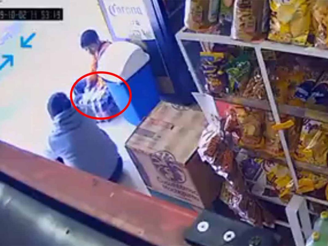 Mujer enseña a su pequeño hijo a robar en una tienda en Tlalpan