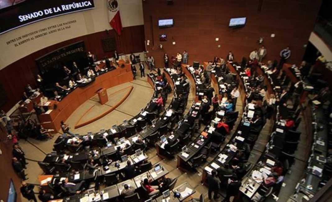 Senado dedica un minuto de aplausos a José José