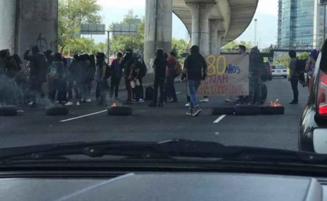 Encapuchados queman llantas en Periférico y van rumbo a CU