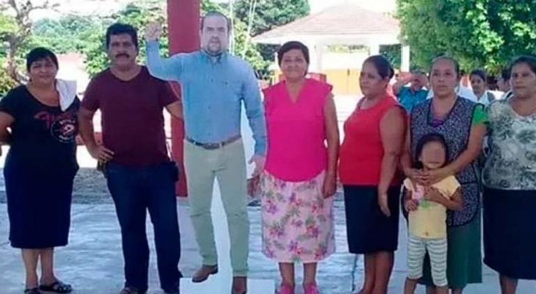 Alcalde de Chiapas usa una fotografía tamaño real para los eventos a los que no puede asistir