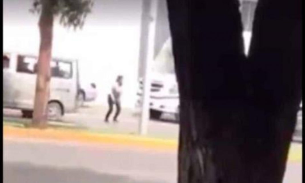 Mujer provoca choque por no usar puente peatonal