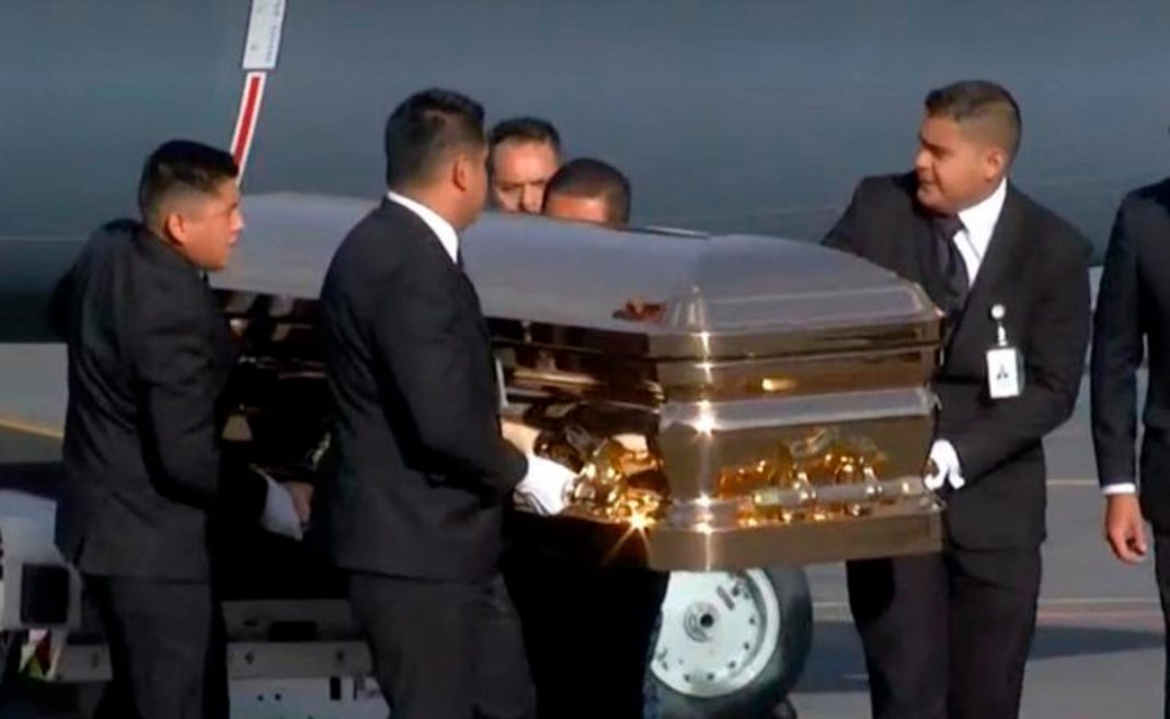 El conmovedor momento en que los restos de José José y sus familiares bajan del avión de la Fuerza Aérea