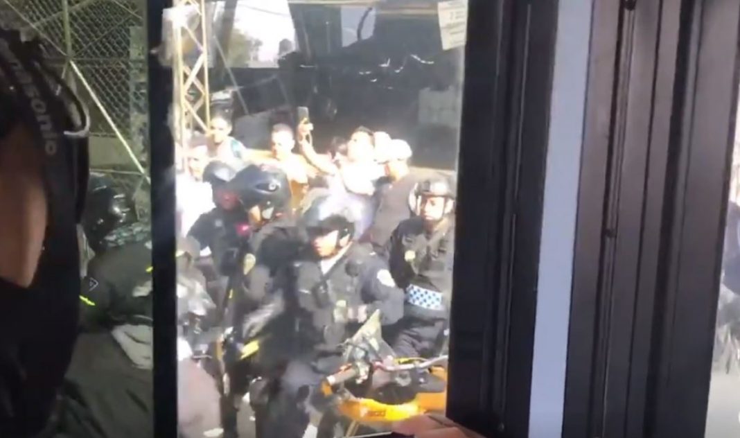 Traslado de los restos de José José al Palacio de Bellas Artes es interrumpido por pelea entre policías
