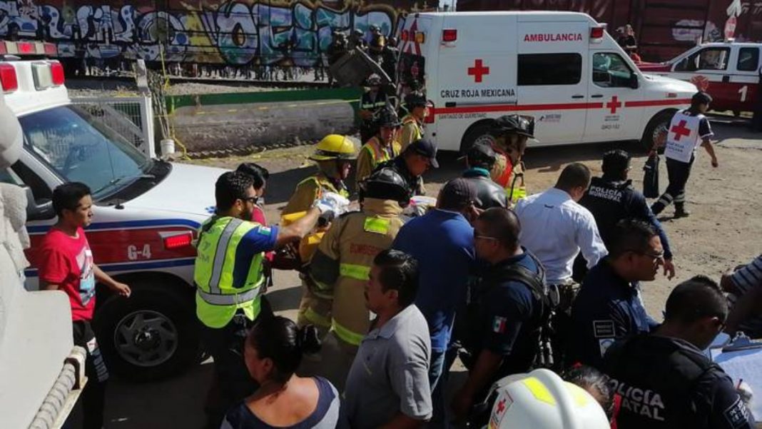 Camión de pasajeros es embestido por tren y deja 8 muertos; el chofer intentaba ganarle el paso