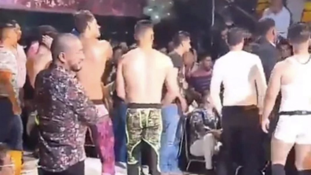 Joven muere asfixiado con un pepino en juego de los Wapayasos en Neza