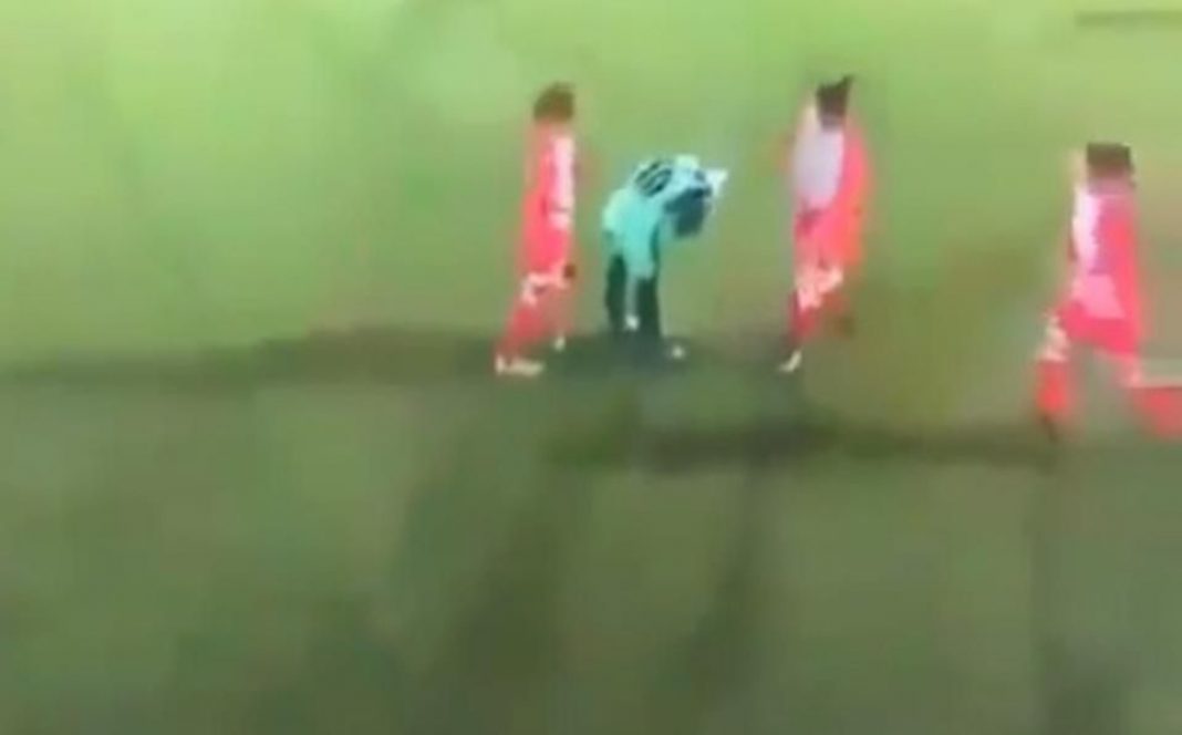 Futbolista pierde su hiyab y así reaccionan sus rivales para ayudarla