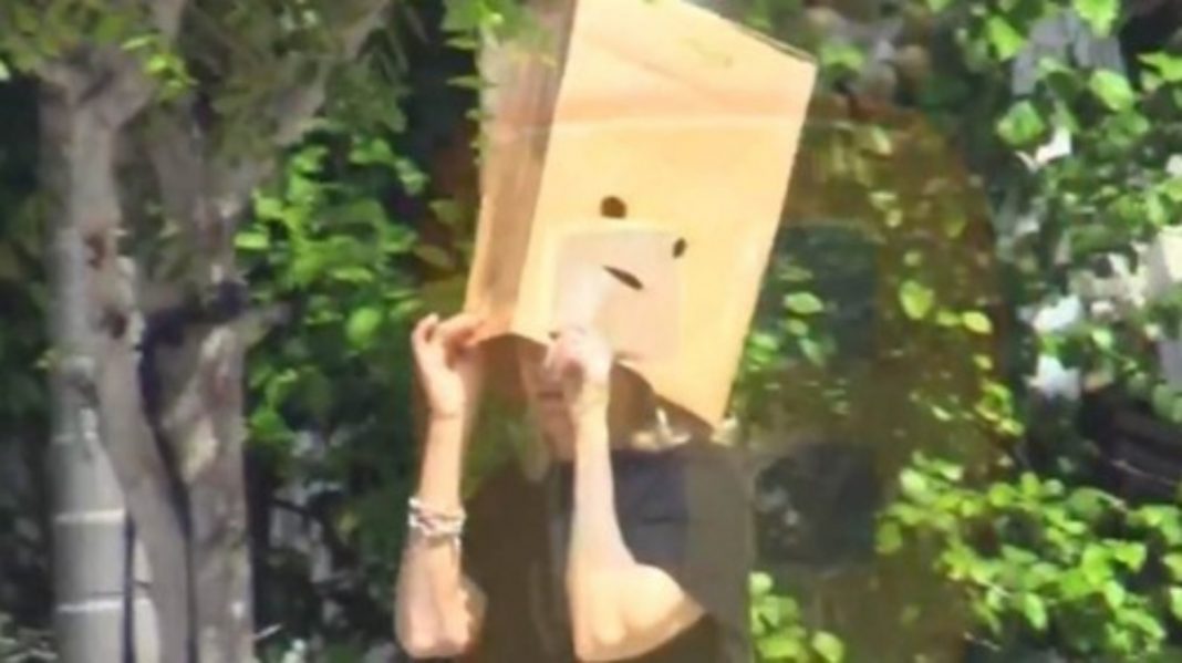 Viuda de José José, sale con una bolsa de basura en la cabeza ¡WTF!