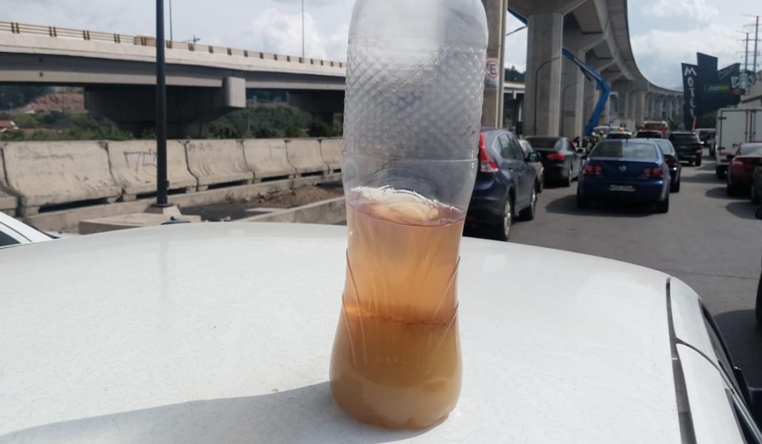 Más de 50 autos descompuestos por gasolinera de Edomex que vende agua en lugar de combustible