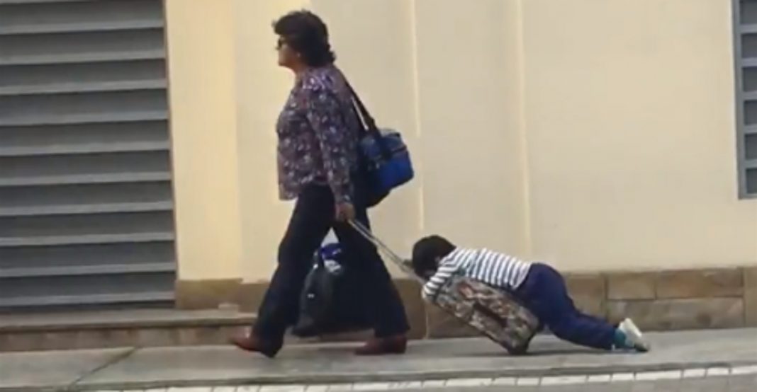 ¿No quieres ir? ¡JÁ! Mamá arrastra a hijo a la escuela