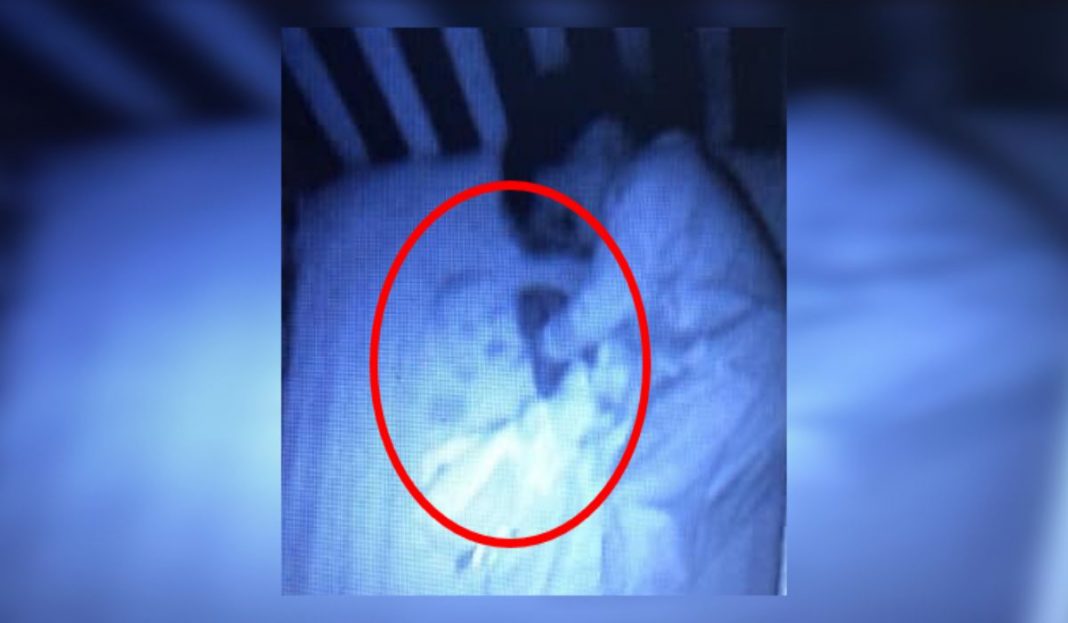 ¡Qué miedo! Mujer capta a «fantasma» durmiendo junto a su bebé