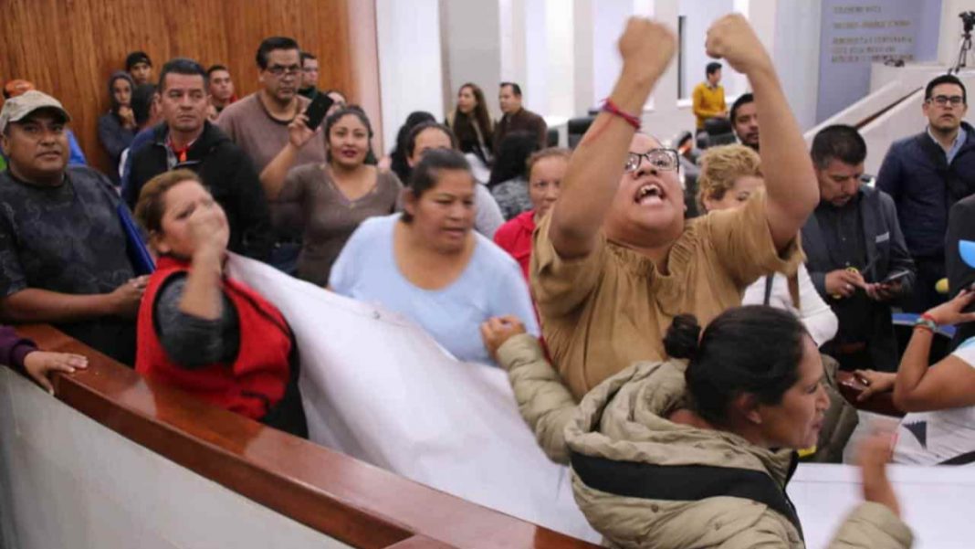 Sesión en Congreso de SLP es suspendido por pelea entre gallardistas y navistas