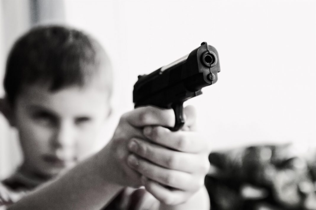 Niño mata a su hermana mayor con una pistola accidentalmente mientras jugaban, en Puebla