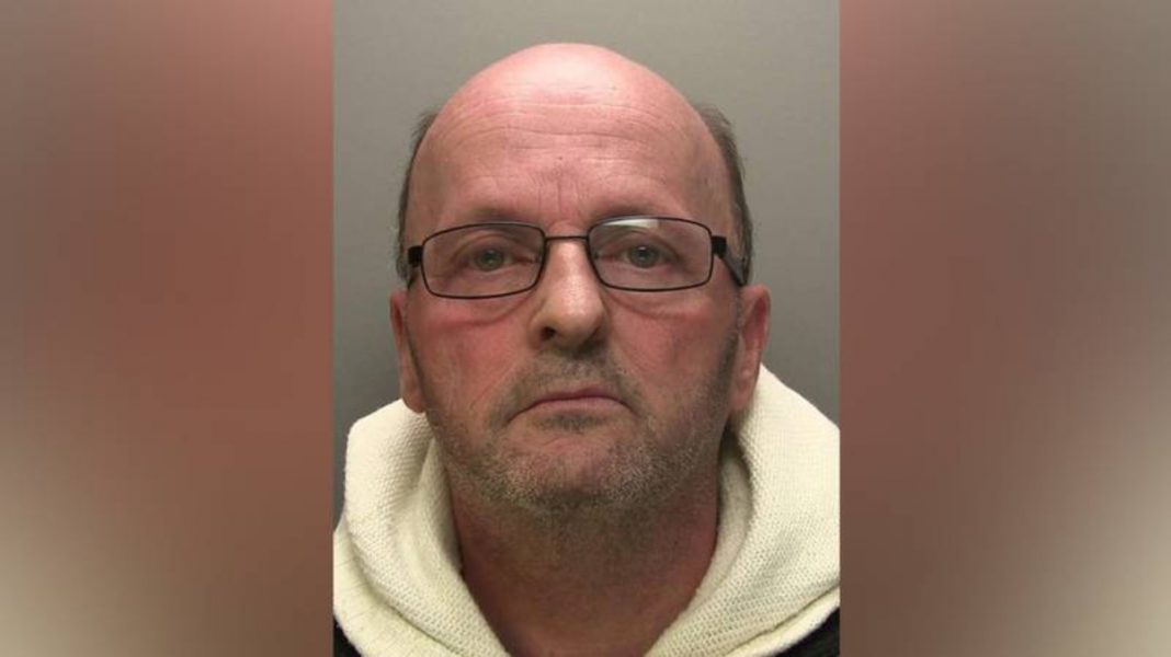 Mujer encuentra al hombre que abusó sexualmente de ella 30 años después y se venga