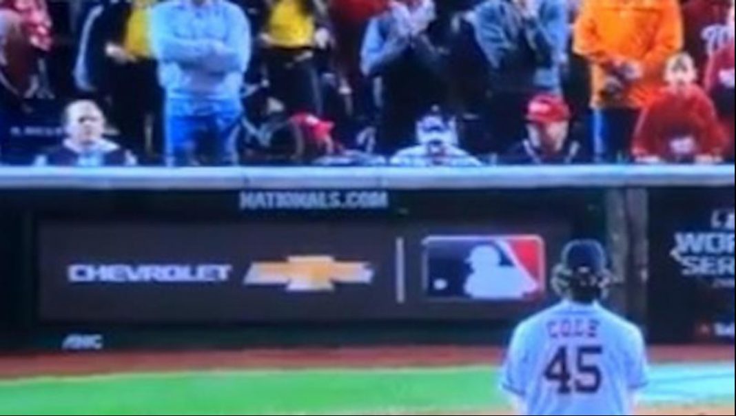 MLB veta a modelos que mostraron sus senos en juego de Serie Mundial