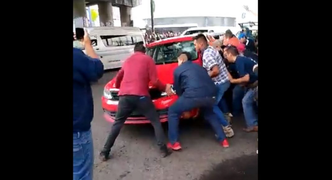 Supuestos taxistas voltean un carro de Uber en Michoacán
