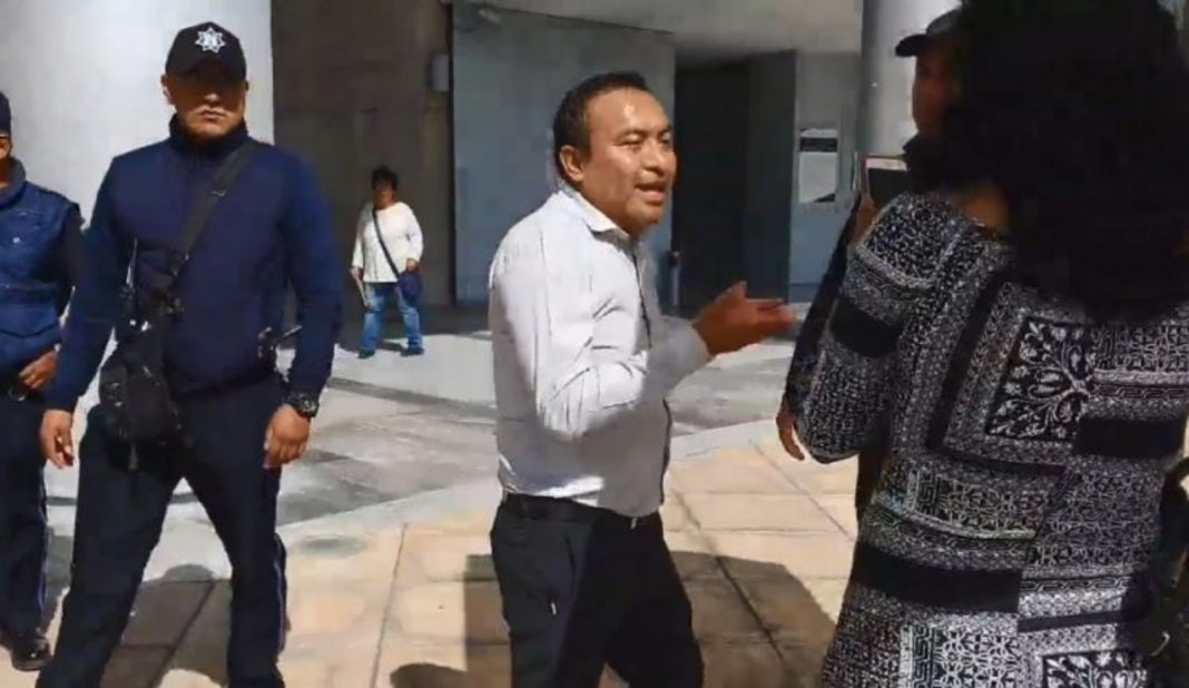 Detienen a abogado que grabó y fotografió a mujer por debajo de su falda