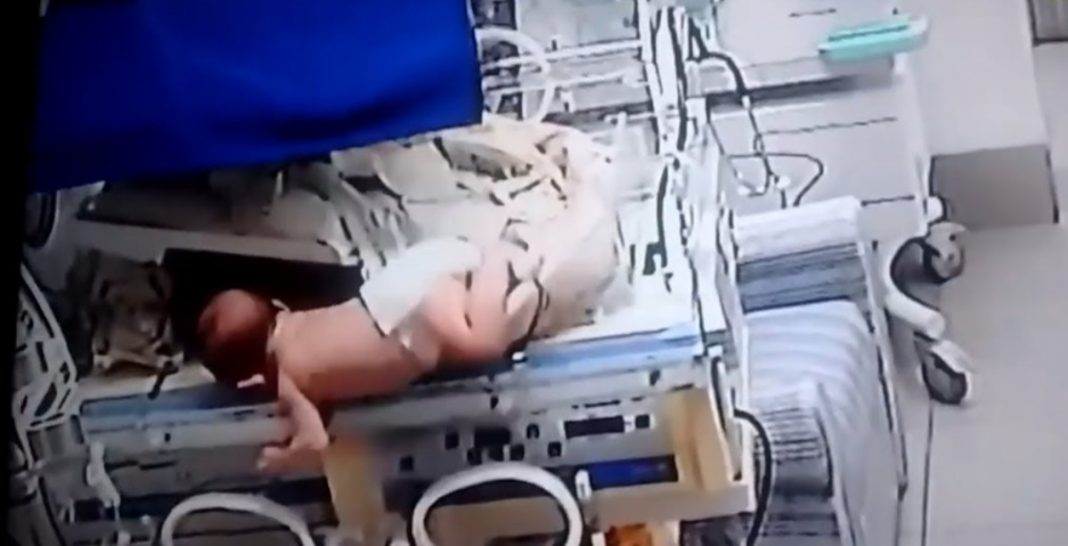 ¡De terror! Bebé se cae desde una incubadora ¿y las enfermeras?