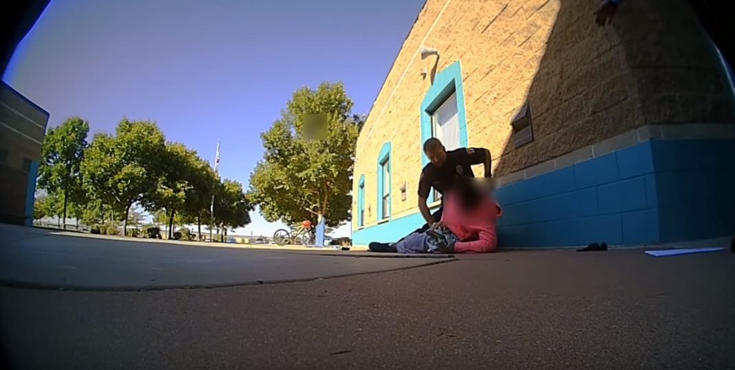 Policía agrede a jovencita de color, por «tomar leche de más»