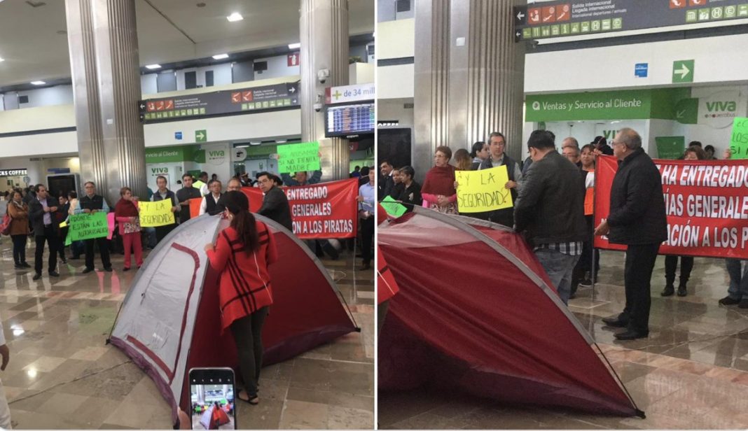 Taxistas bloquean ambos sentidos de Terminal 1 de aeropuerto capitalino e instalan tiendas de acampar