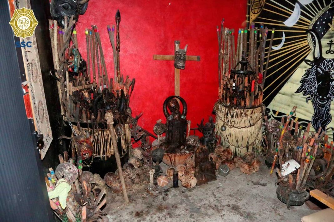 Armas, altares satánicos, lanzacohetes, símbolos nazis y narcotúneles; lo que hallaron durante operativo en Tepito