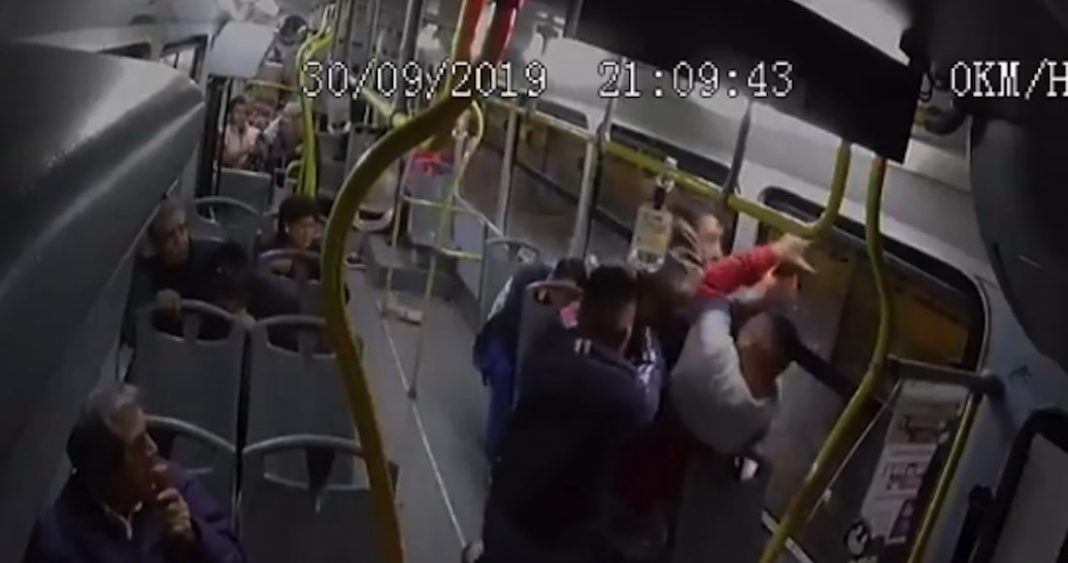 Pasajeros desarman y disparan a asaltantes de un transporte público en Ciudad de México