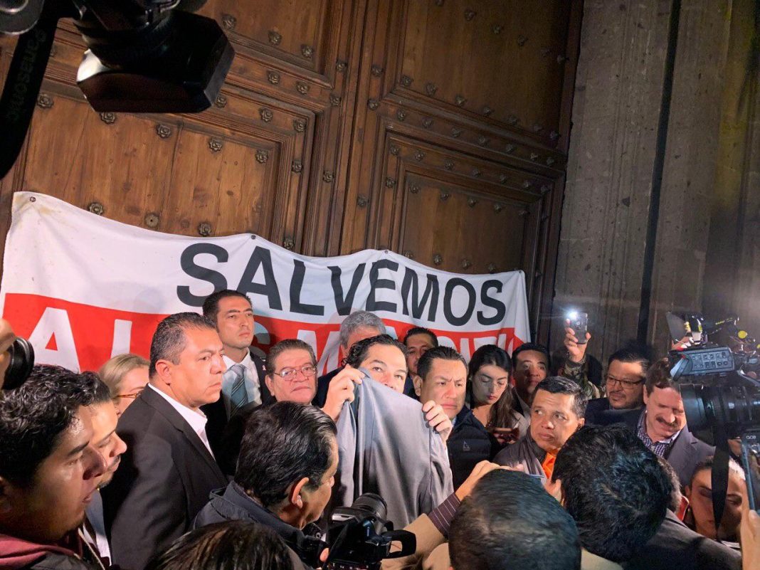 Captan momento exacto en que lanzan gas lacrimógeno a alcaldes afuera de Palacio Nacional