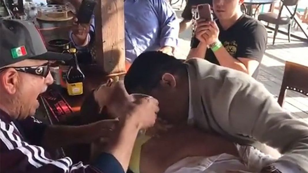 Se queda sin lugar en Secretaría de Bienestar; lo captaron bebiendo tequila del cuerpo de una mujer