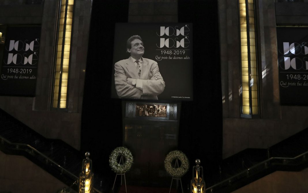 Los restos de José José ya fueron sepultados junto a los de su mamá en Panteón Francés