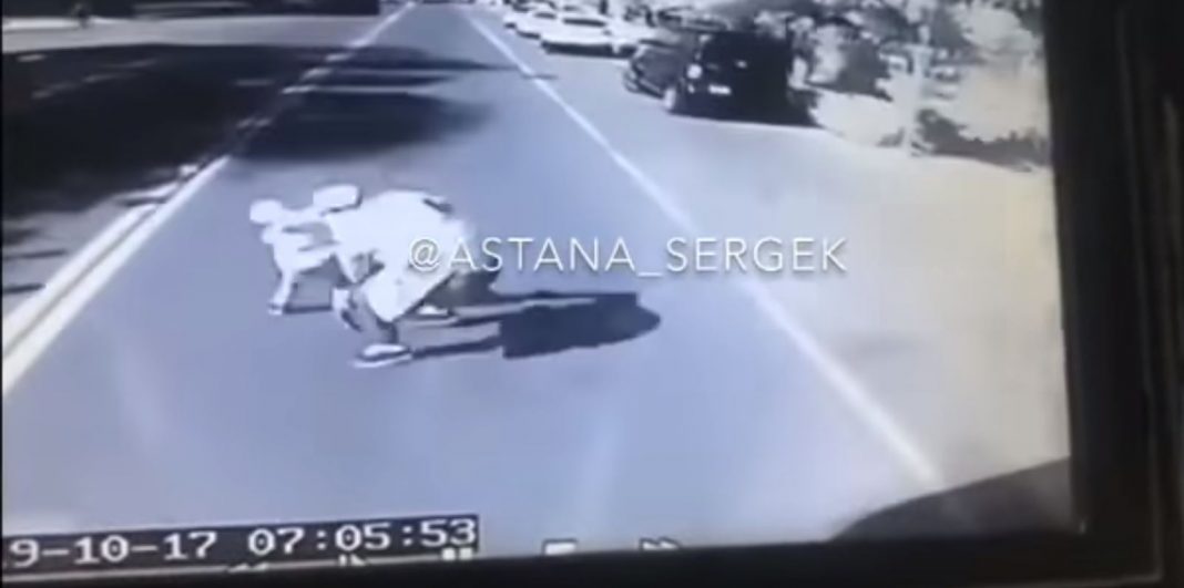 Papá evitó que su hijo muriera arrollado por un bus; él no corrió con la misma suerte