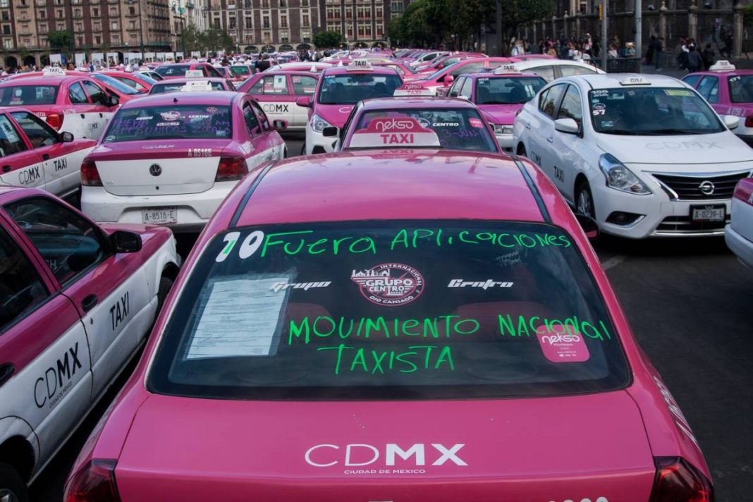 Taxistas golpean autos durante su protesta en Neza