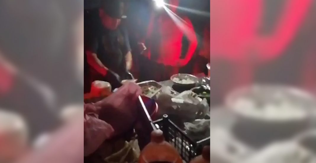 Taquero regala tacos de birria a bomberos que combaten incendios en Baja California