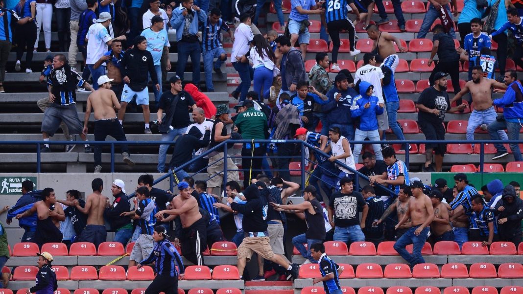Violencia y salvajismo: Así fue la pelea en la tribuna que suspendió el partido San Luis vs Querétaro