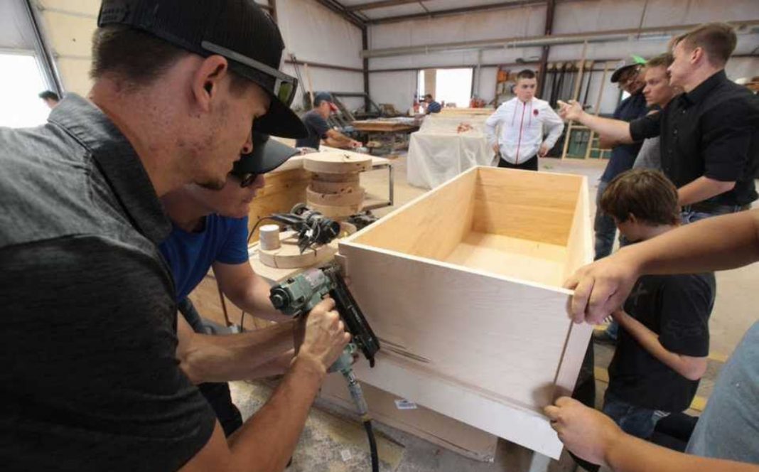 Comunidad prepara ataúdes para funerales de miembros de la familia LeBarón