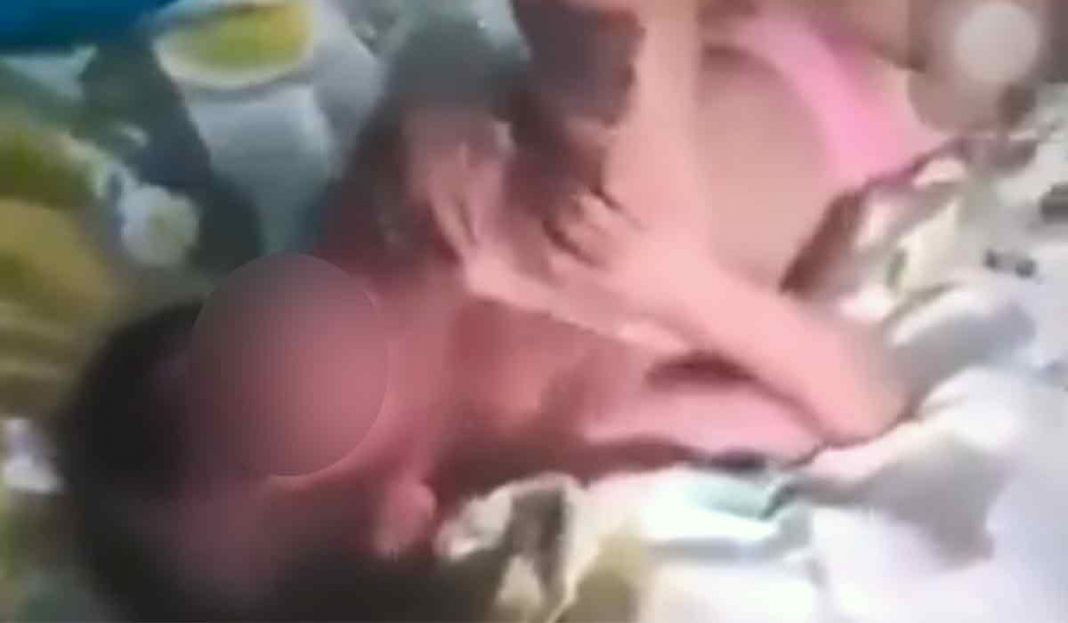 Captan a una madre torturando a su pequeña hija en Nuevo León