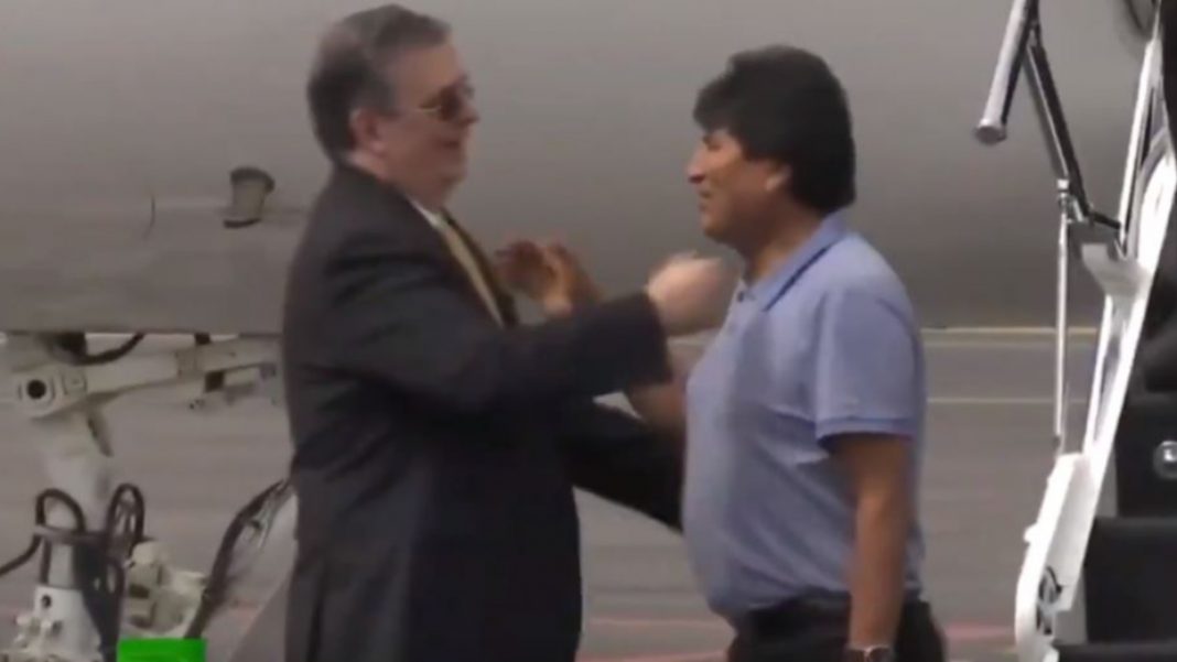 El momento en que Evo Morales aterriza en México y es abrazado por Marcelo Ebrard